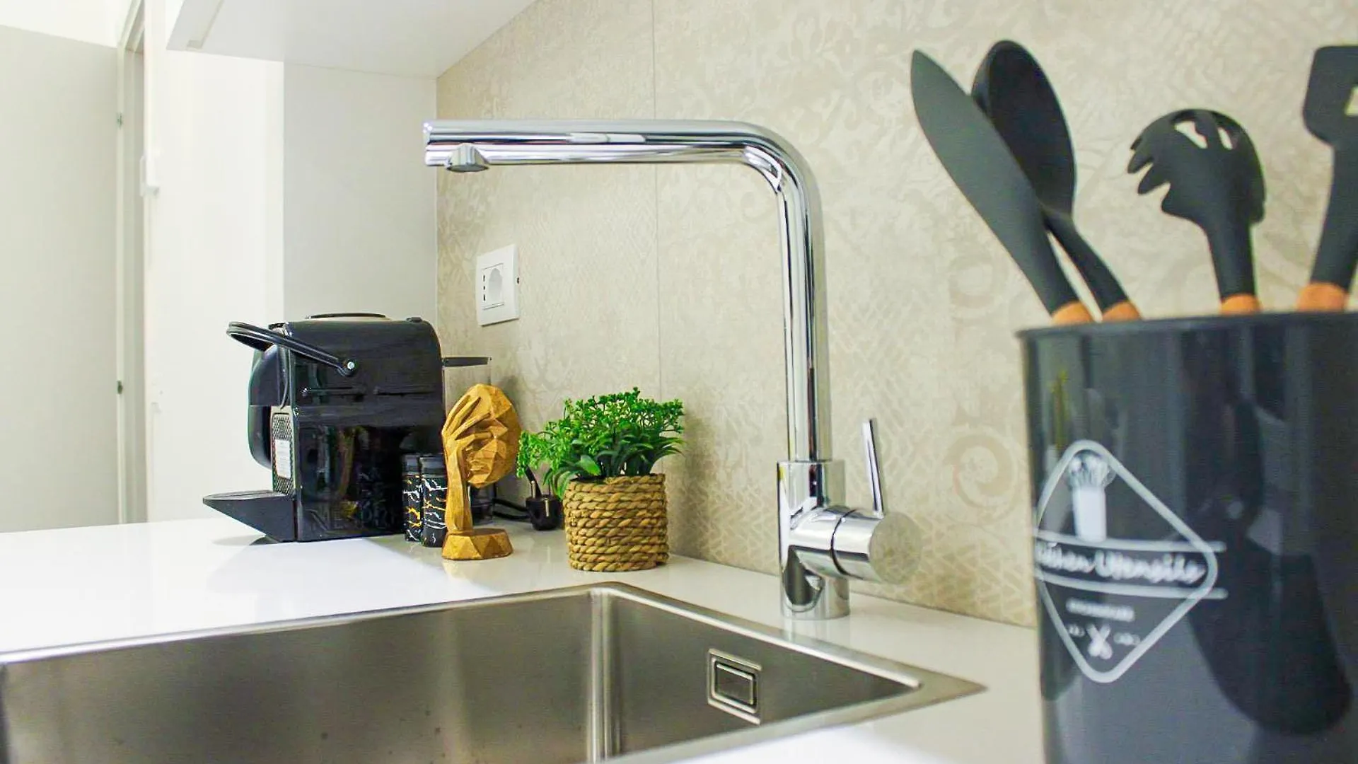 Modern & Bright Apartment Near Porta Garibaldi Milan 0*,